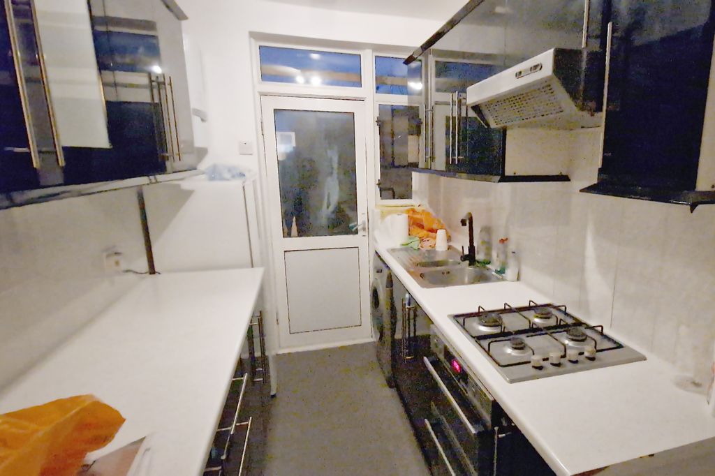 Property photo 2 of 6 Kitchen