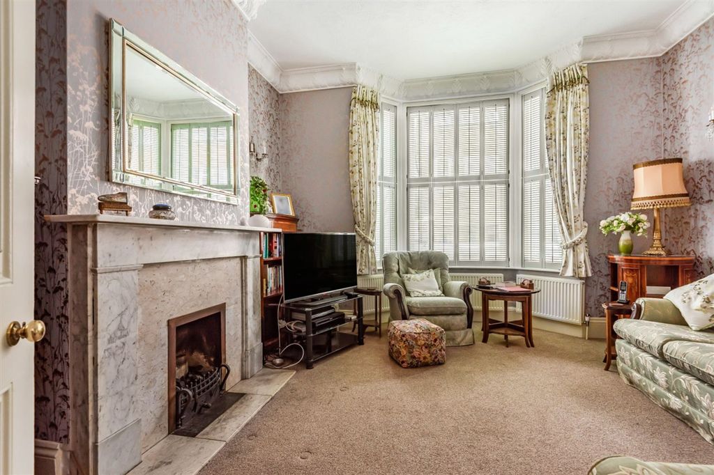 Property photo 2 of 28