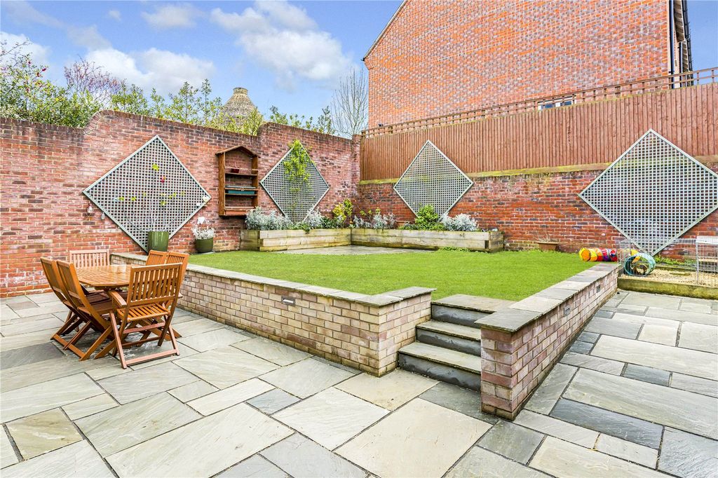 Property photo 3 of 25 Garden