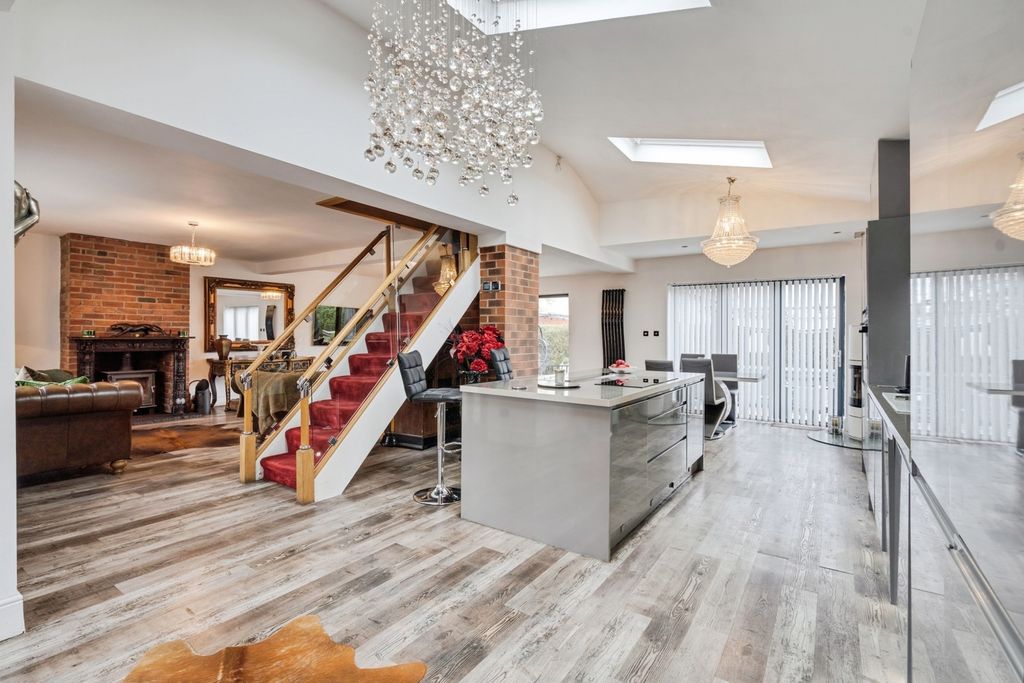 Property photo 2 of 30 Pbox-Img.Jpg