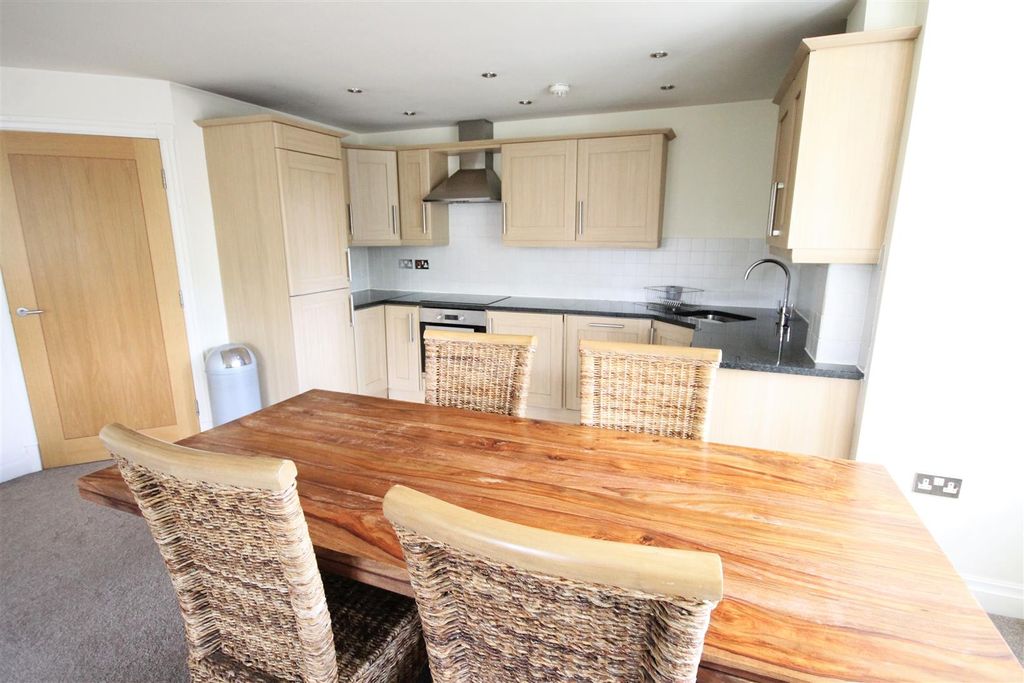 Property photo 2 of 11 Dining Area