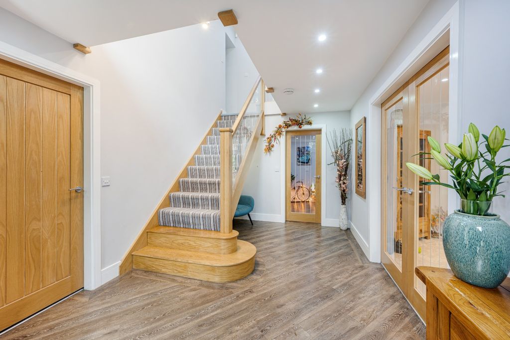 Property photo 3 of 47 4606015