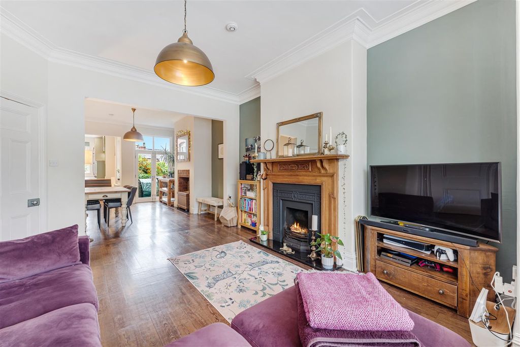 Property photo 2 of 38 Lounge