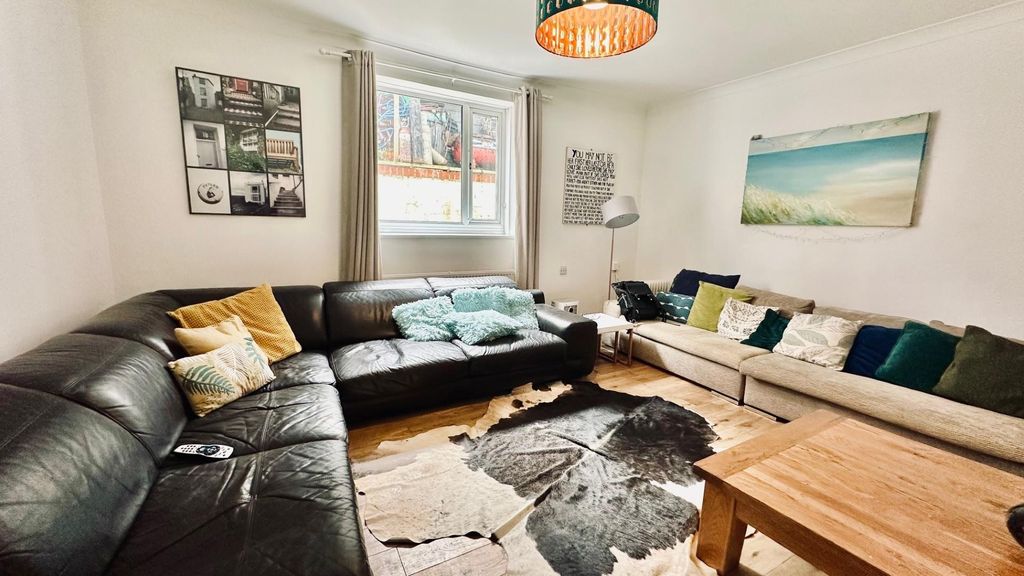 Property photo 2 of 20