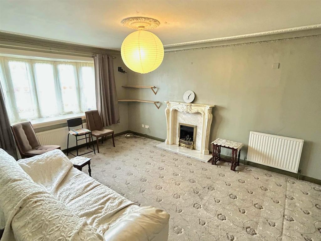 Property photo 1 of 8 Lounge