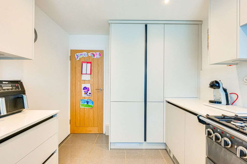 Property photo 3 of 28