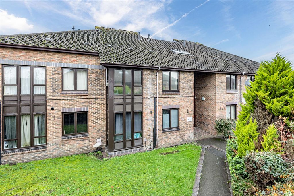 Property photo 1 of 11 Gate Court, Gateway, Weybridge, Kt13 8Nw - 4.Jpg