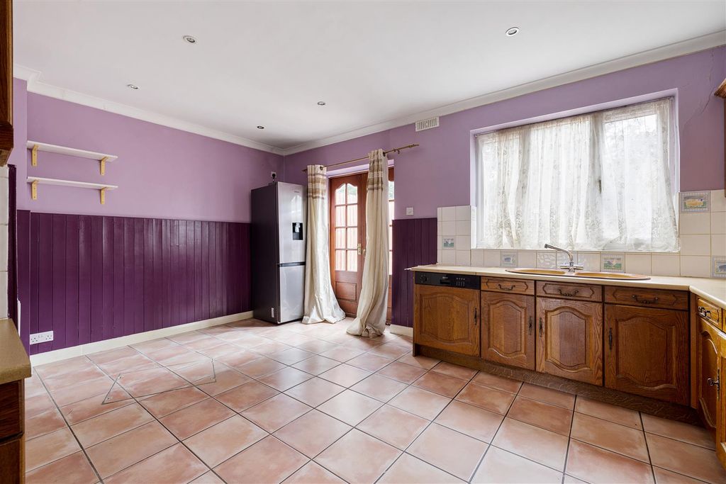 Property photo 3 of 20 Selwyn Avenue, E4