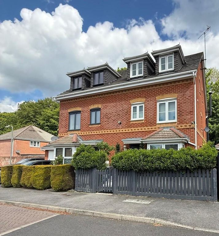 Property photo 1 of 16 Ferndown Close