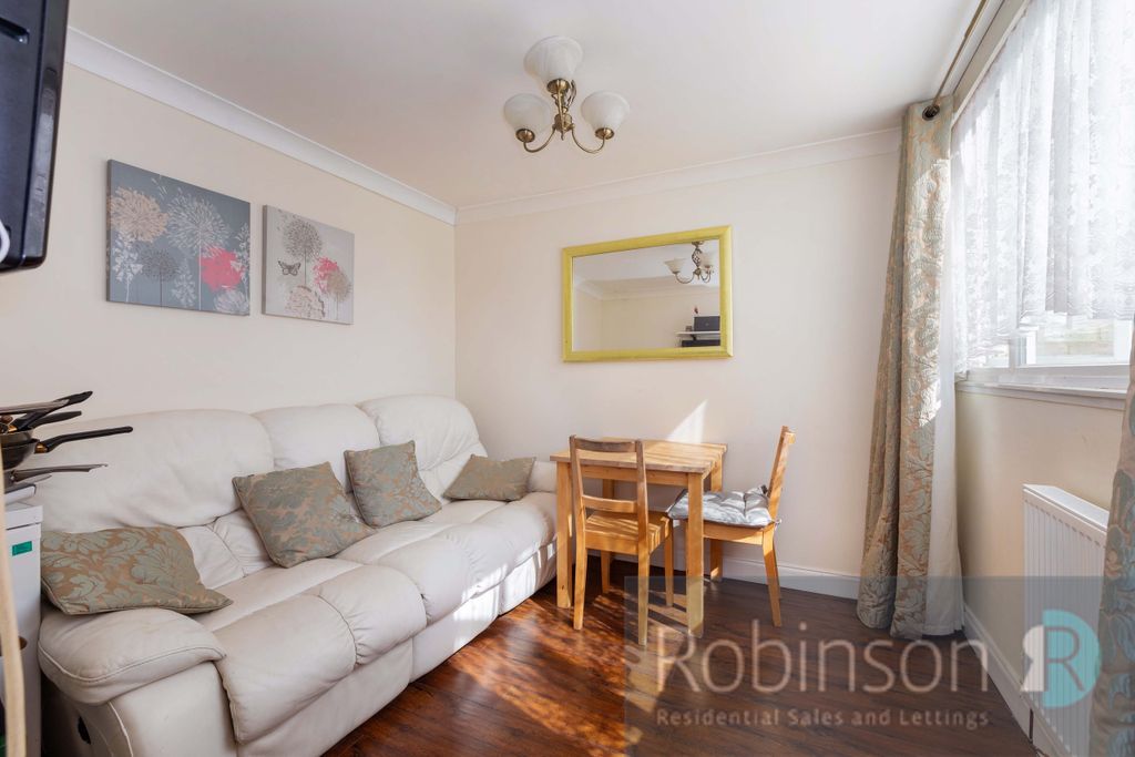 Property photo 2 of 12 18 Sunderland Road-16