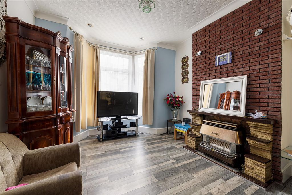 Property photo 2 of 17 Meanley Road, E12