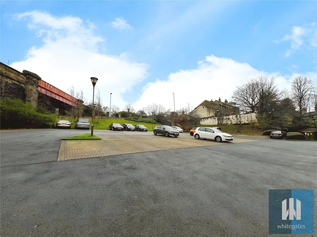 Property photo 2 of 8 Picture No. 12