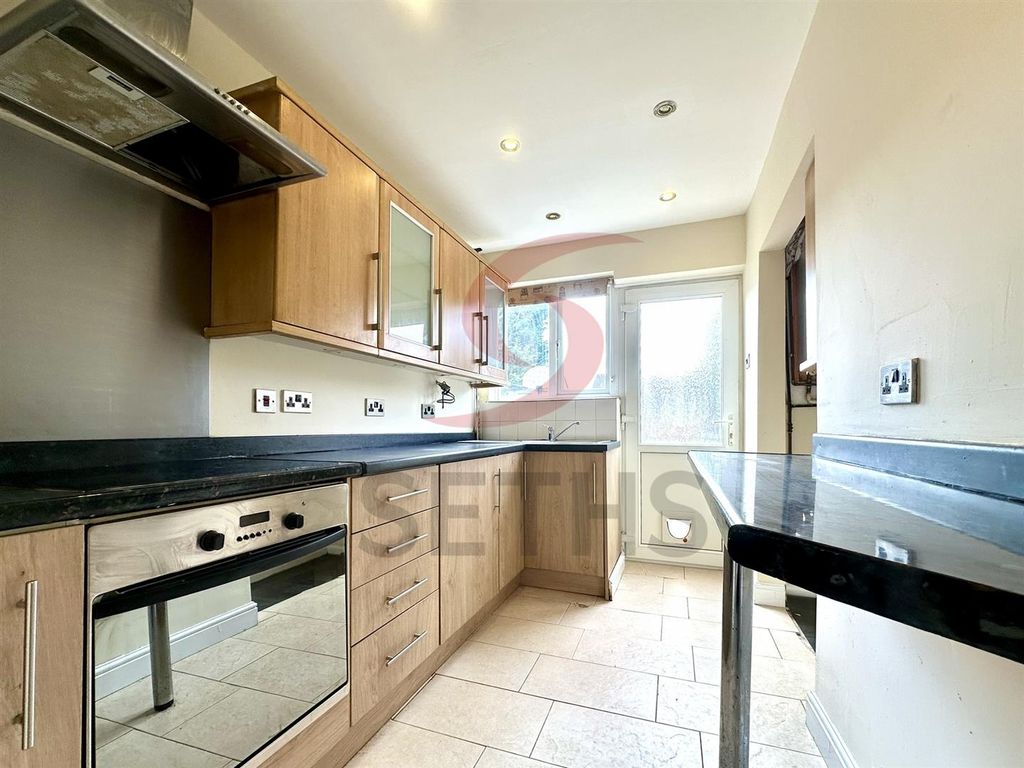 Property photo 3 of 8 Kitchen