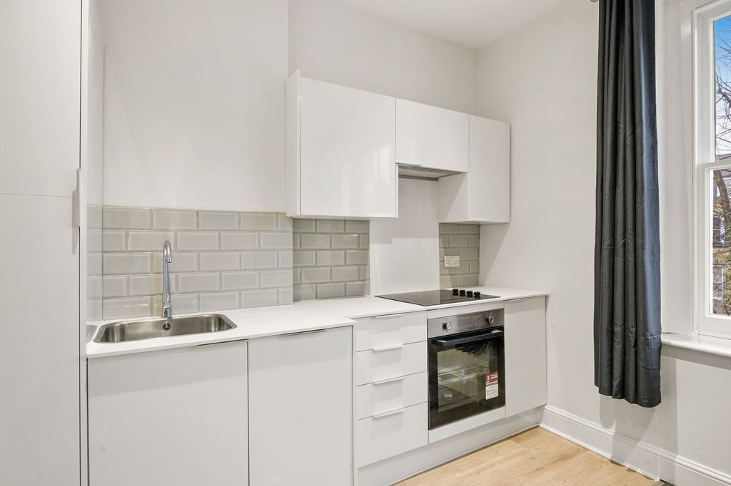 Property photo 3 of 6 Kitchen 2