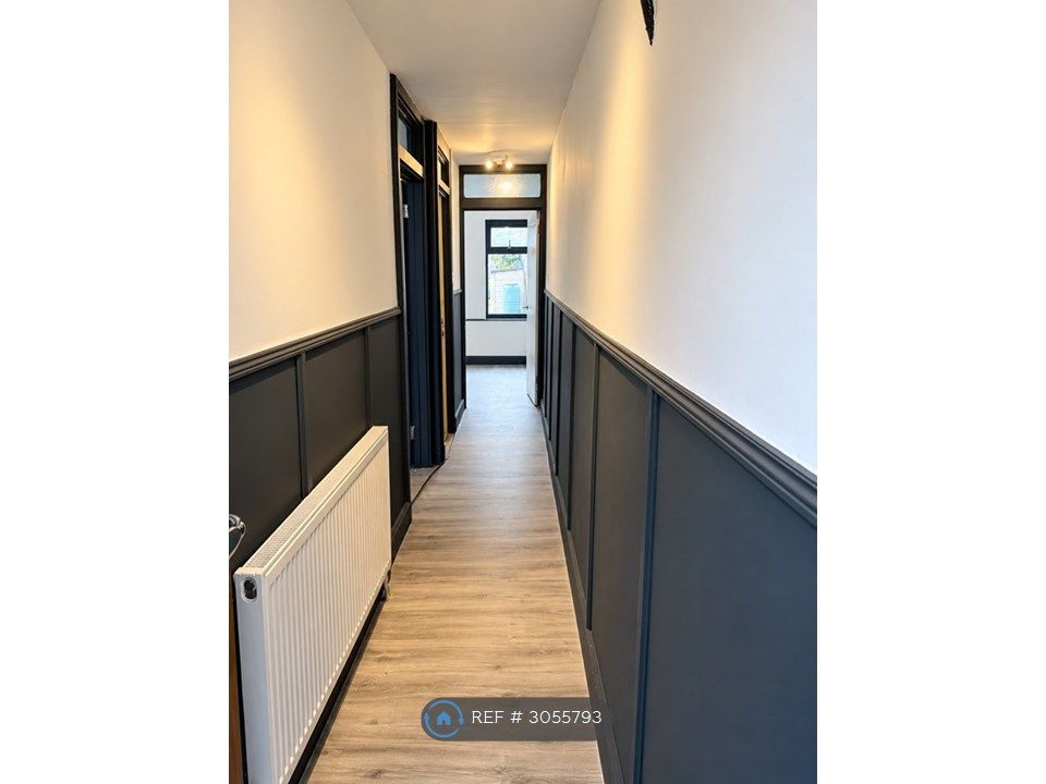 Property photo 3 of 10 Hall