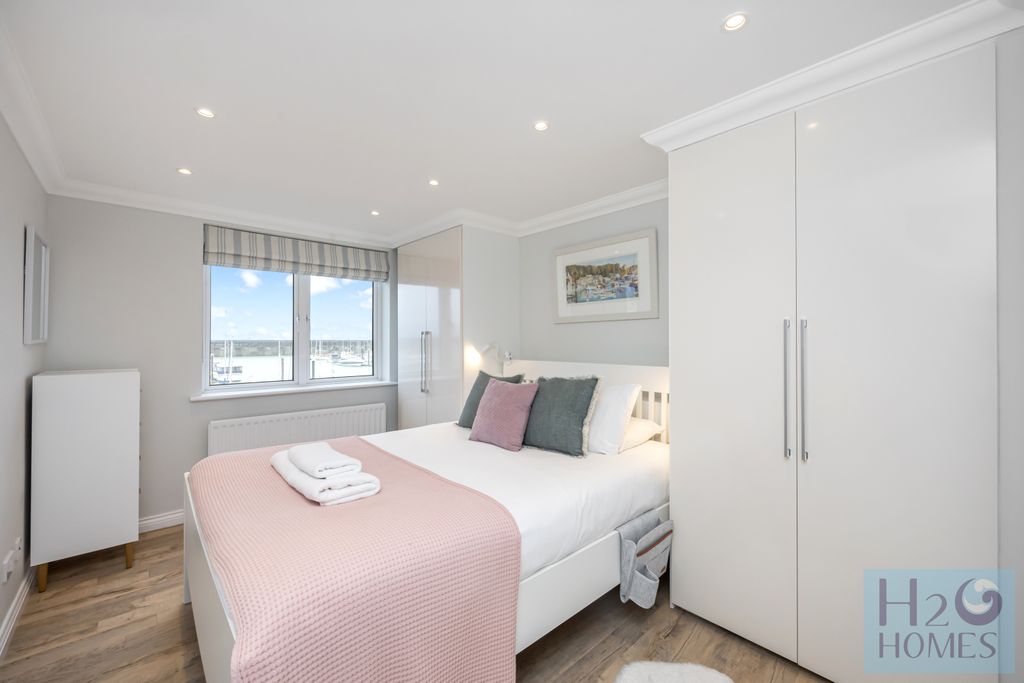 Property photo 3 of 33 The Strand, Collingwood Court, 34-005