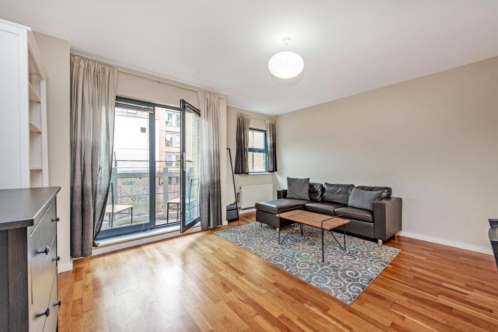 Property photo 2 of 15 30620_Hunters_Flat_3___10_Quaker_Street_18_Lo.Jpg