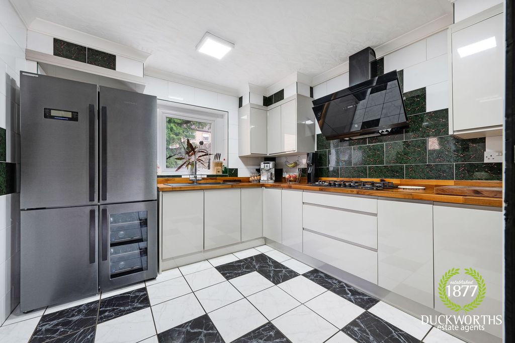 Property photo 3 of 33