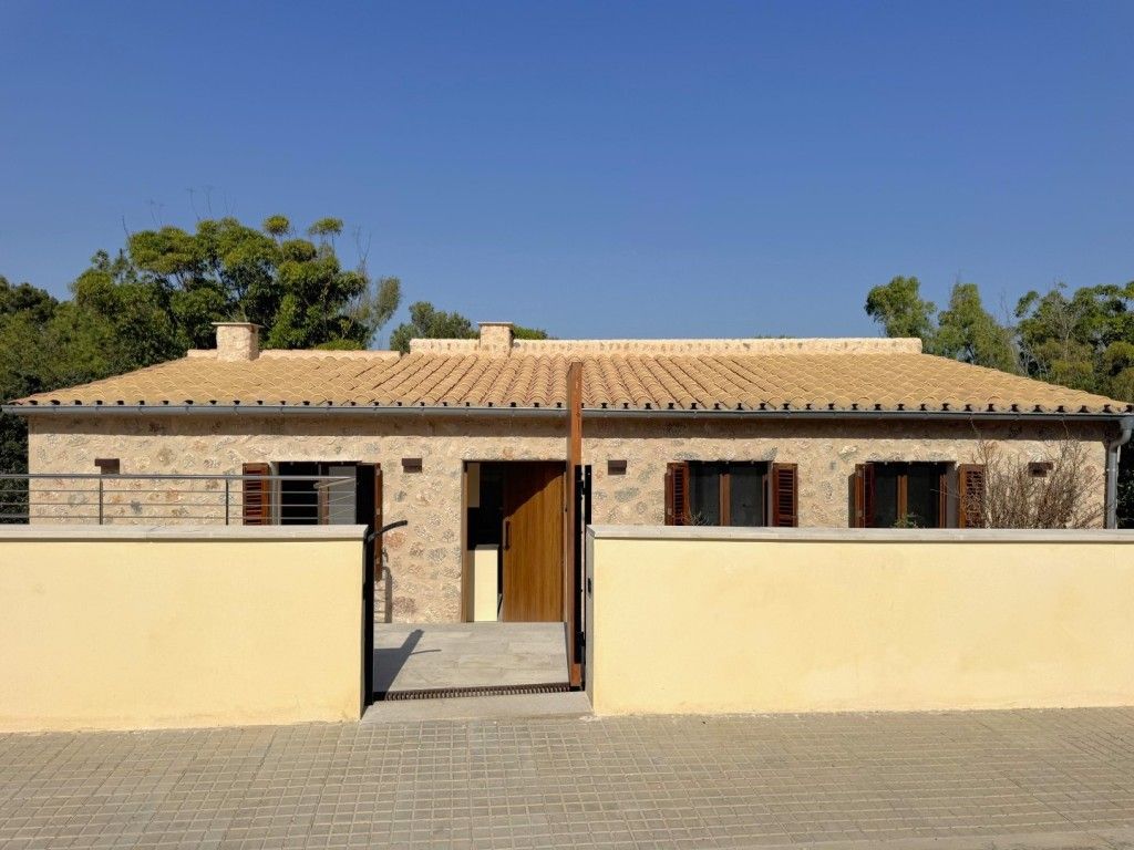 Property photo 2 of 16 Facade (9)