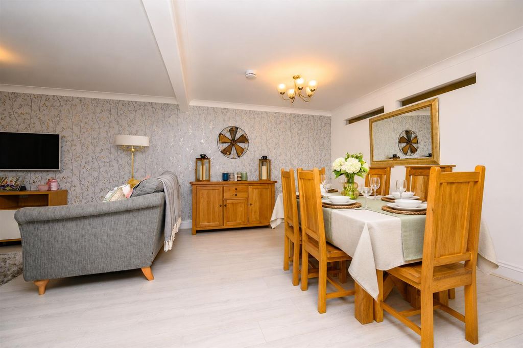 Property photo 3 of 21 Dining Area