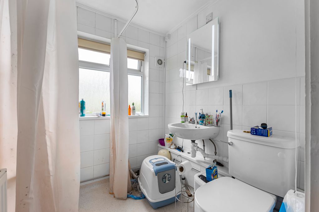 Property photo 2 of 7 63 Brantwood Gardens, West Byfleet, Surrey, Kt14 6Bs