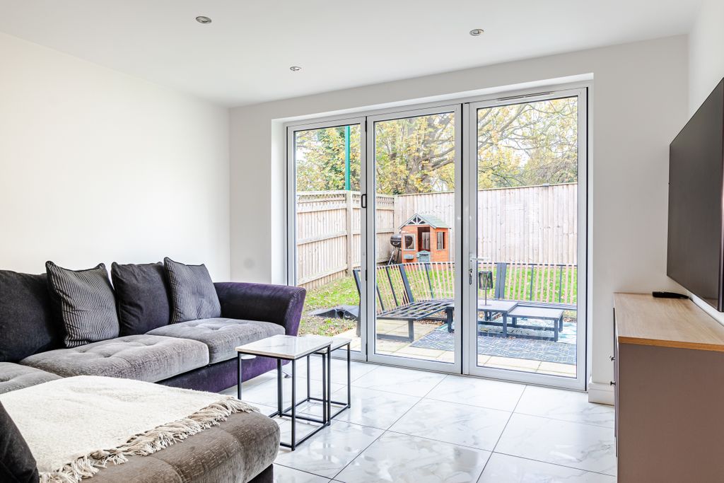 Property photo 3 of 26 Living2