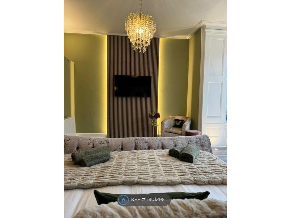 Property photo 3 of 16 Large Main Bedroom