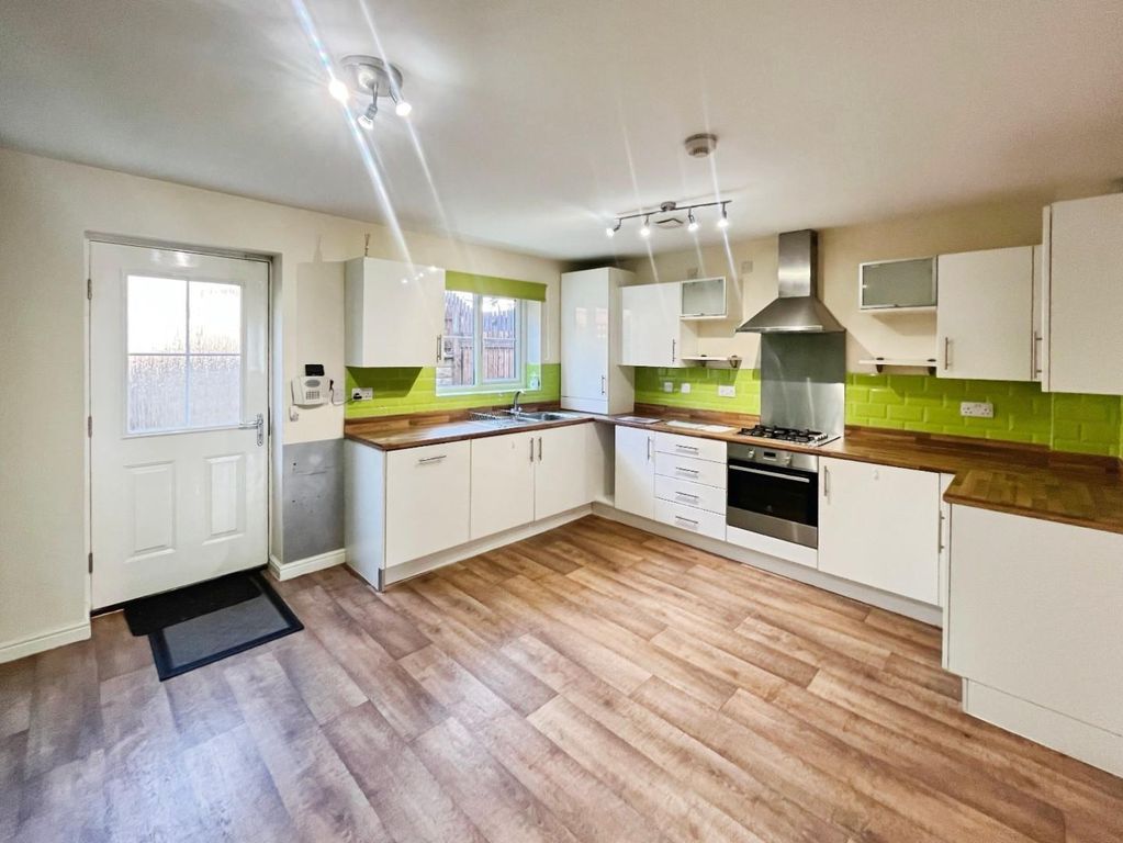 Property photo 2 of 14 Dining Kitchen