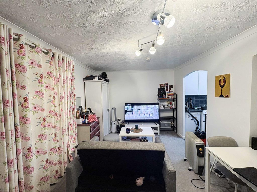 Property photo 2 of 9 Studio Room