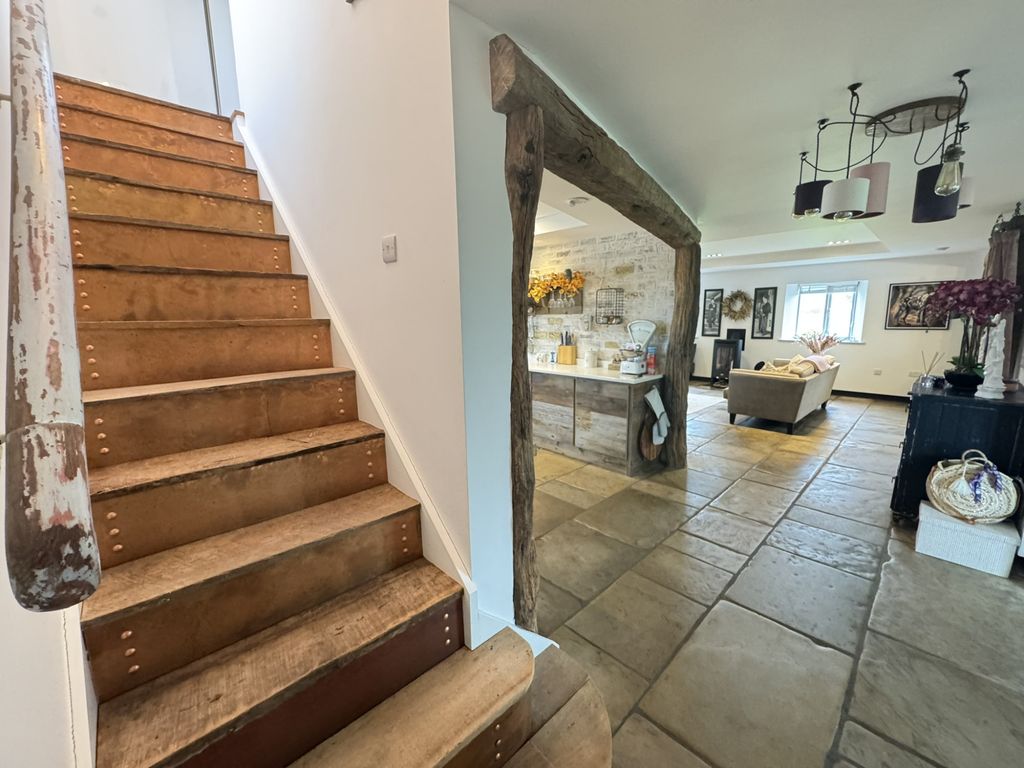 Property photo 3 of 32