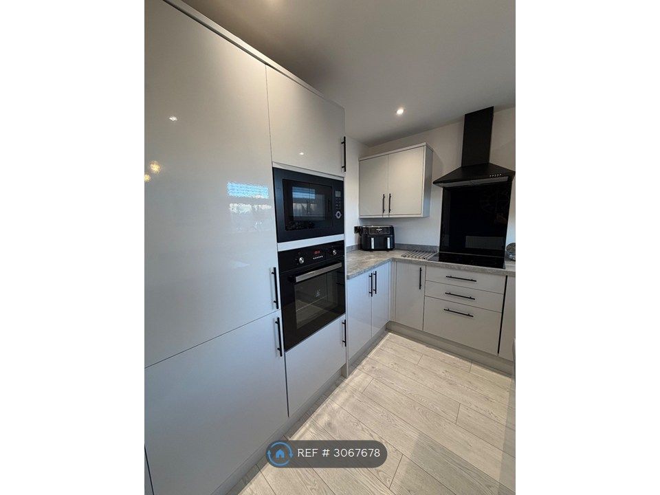 Property photo 3 of 11 Kitchen