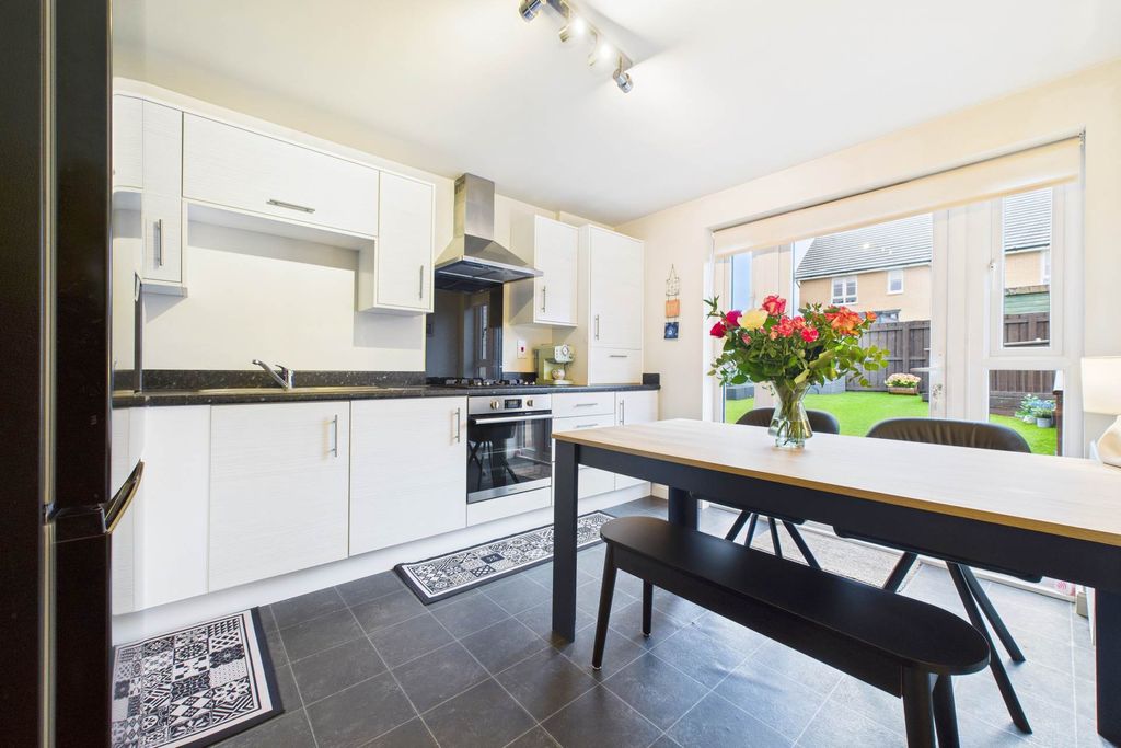 Property photo 3 of 25