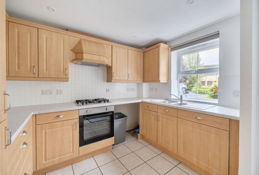 Property photo 3 of 10 Kitchen
