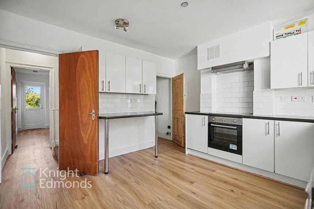 Property photo 2 of 11 Kitchen