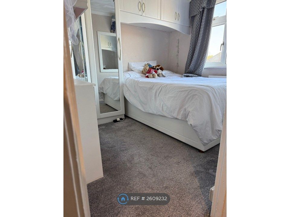 Property photo 2 of 12 Double Bedroom
