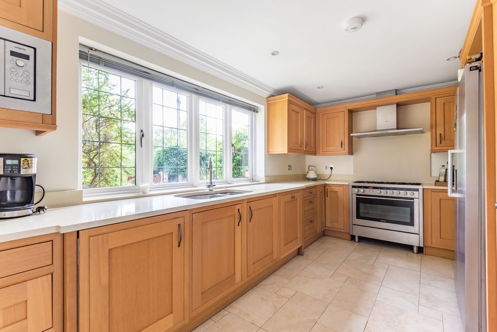 Property photo 3 of 13 Priory Road