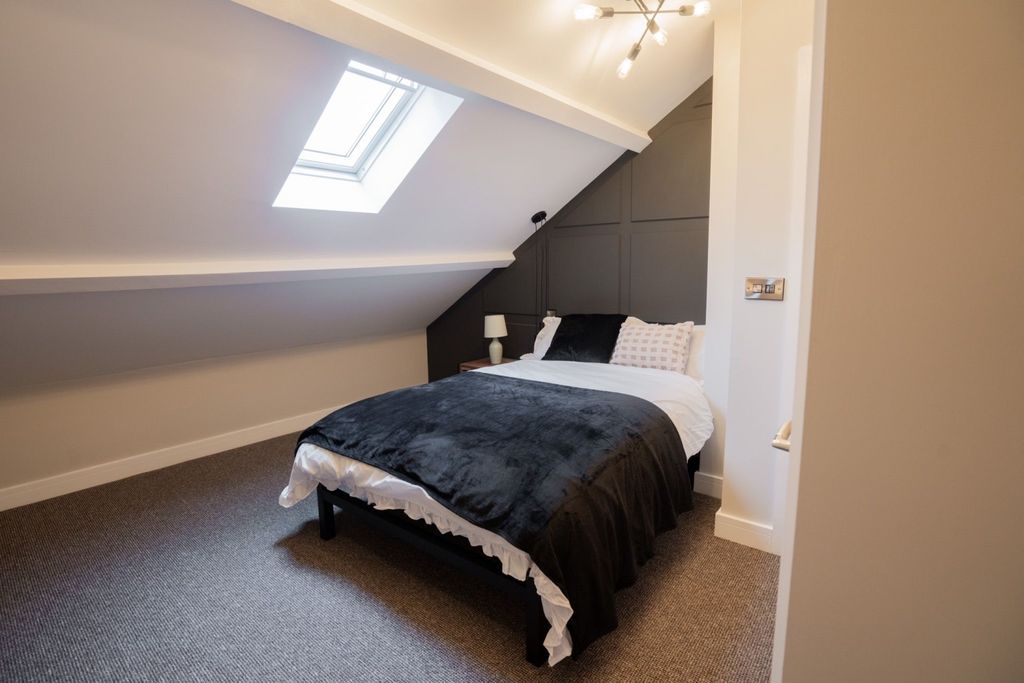 Property photo 1 of 9 Attic Room