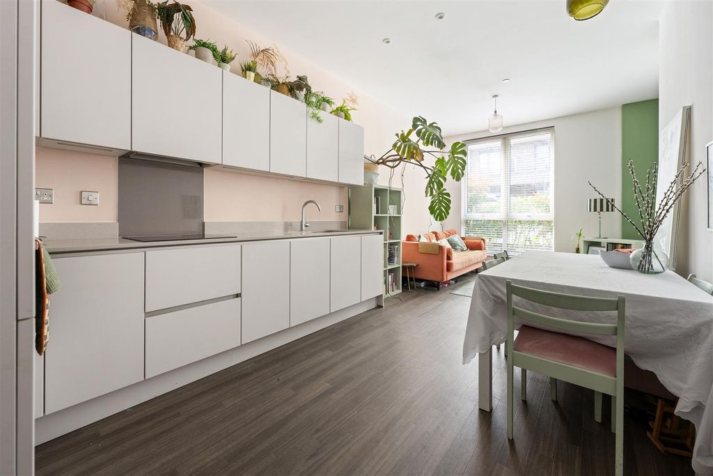 Property photo 3 of 17 Troubridge Square, E17