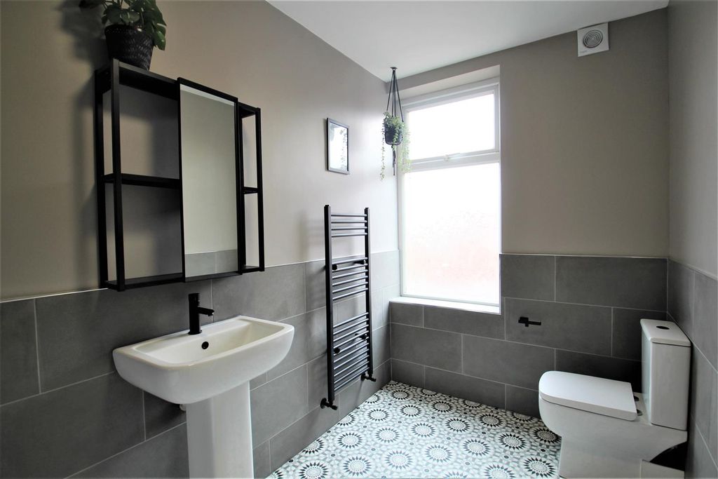 Property photo 3 of 8 Bathroom C.Jpg