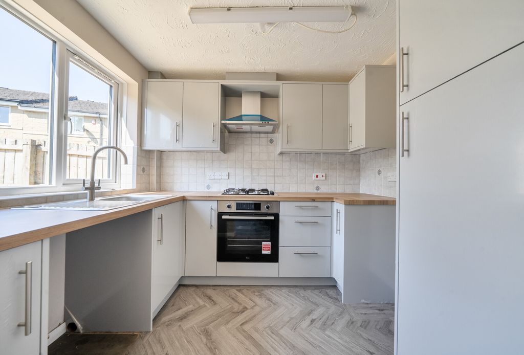 Property photo 3 of 14 Kitchen