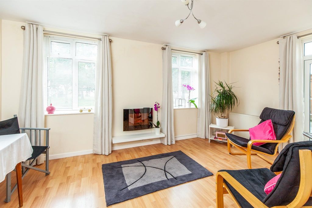 Property photo 2 of 11 Living Room