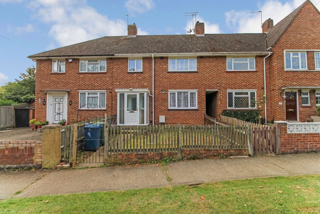 Property photo 1 of 16 Four Bedroom Mid Terraced House To Rent