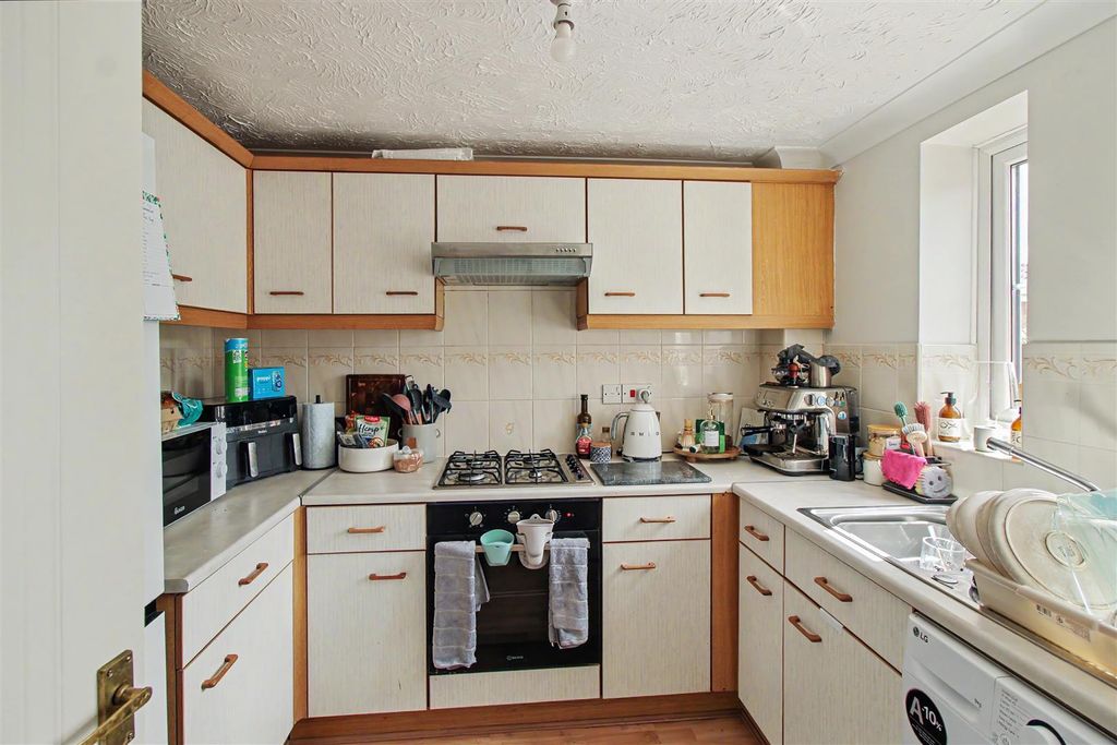 Property photo 3 of 10 Kitchen