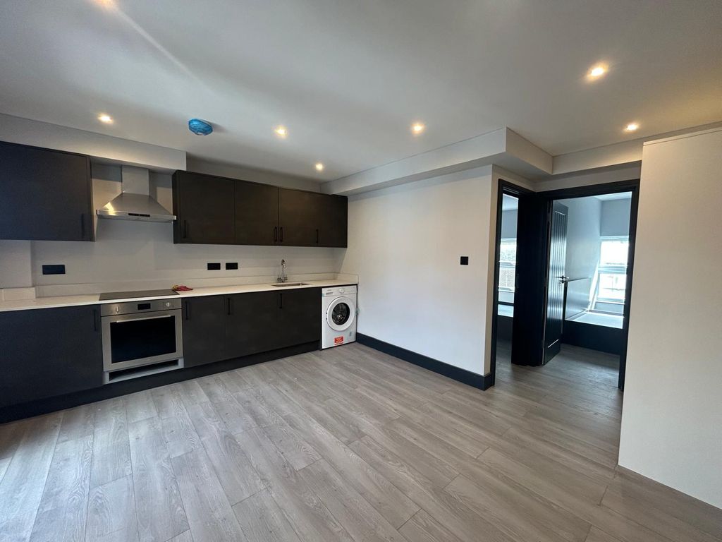 Property photo 1 of 6 2 Bed Flat To Rent High Street, Hounslow Tw3