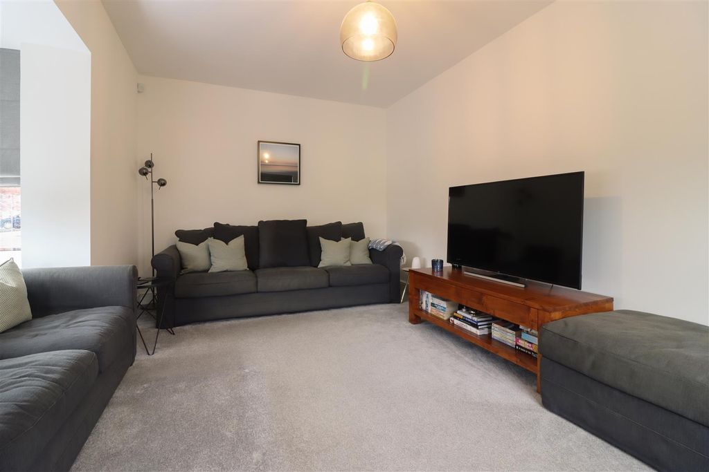 Property photo 3 of 26 Lounge