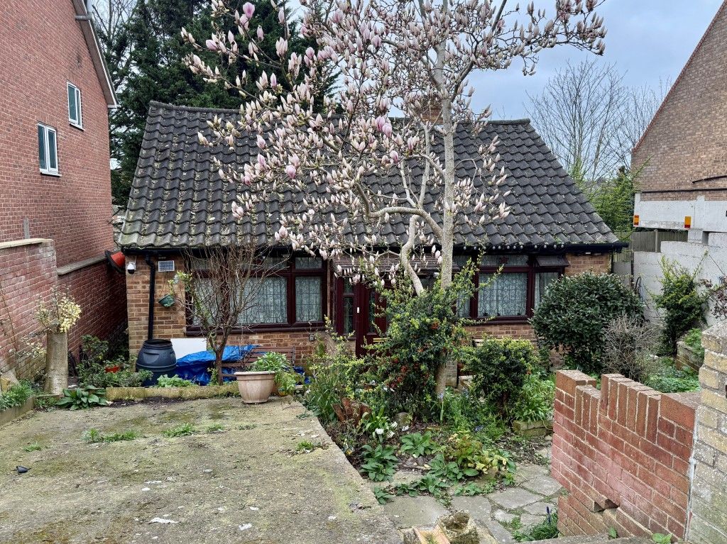 Property photo 1 of 8 Detached Bungalow With Driveway