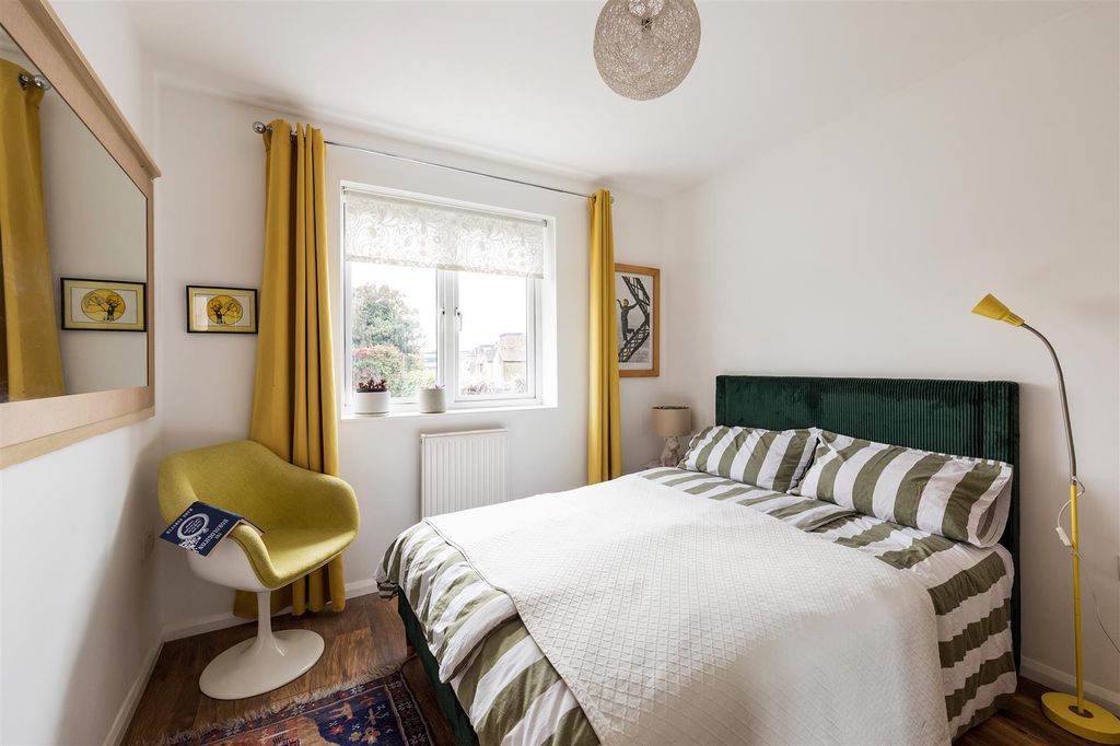 Property photo 3 of 25 Barrett Road, E17