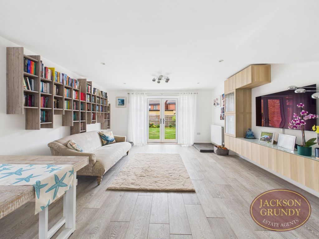 Property photo 2 of 18 Coombe Close