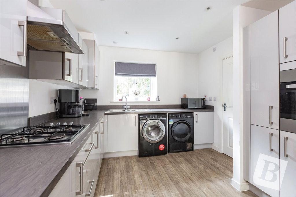 Property photo 2 of 19 Kitchen