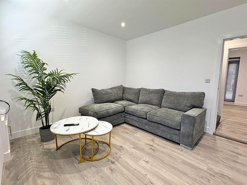 Property photo 3 of 13 Lounge